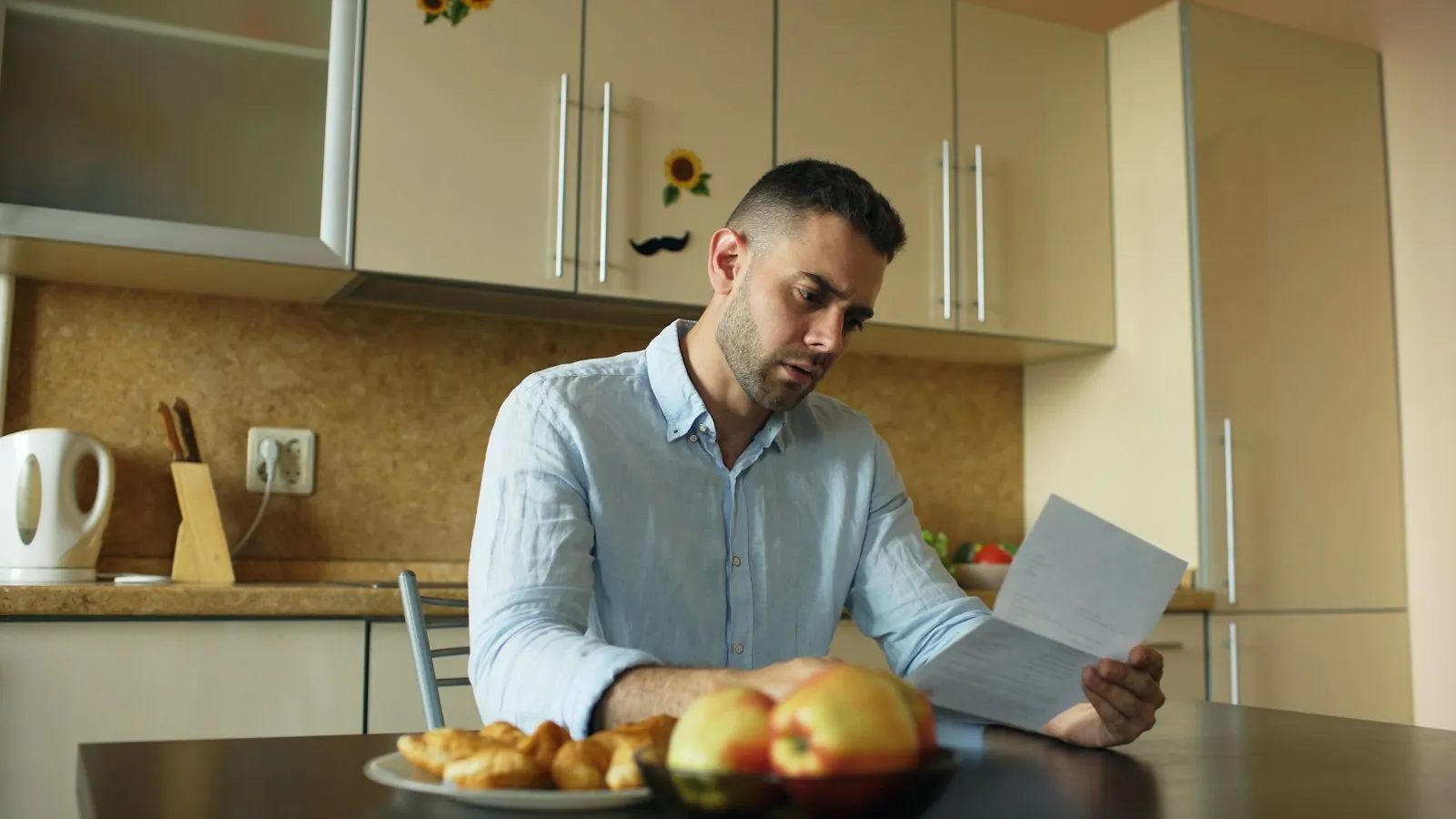 An adult studying the Washington driver guide at home